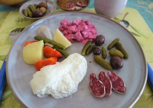 ブッラータチーズ（イタリア／フレッシュタイプ）、ビーツとオリーヴのプレート